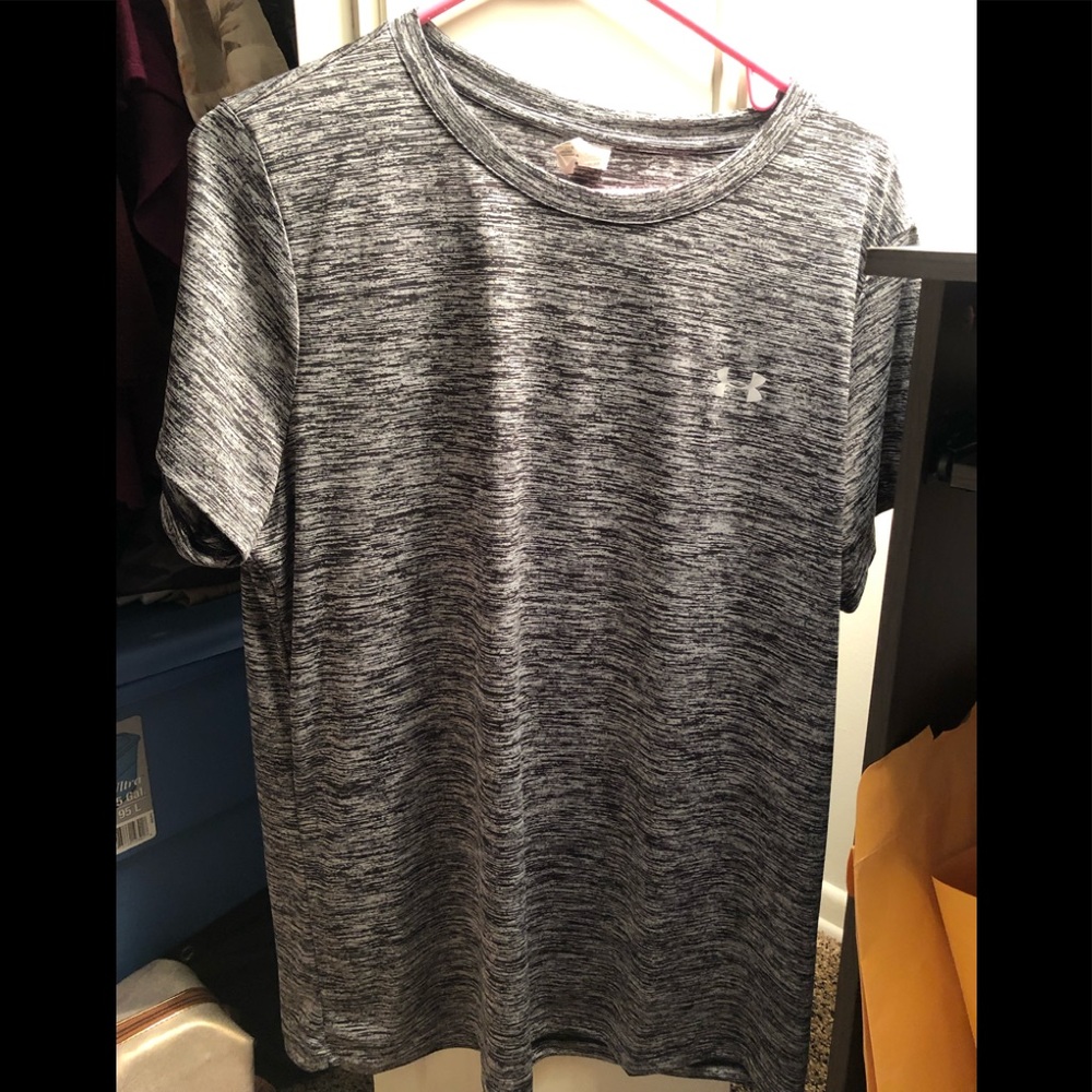 Women’s Under Armour t shirt XL black and gray new never worn without tags